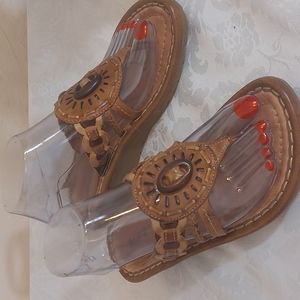 EARTH leather sandals, size 6. Pre-owned like new.